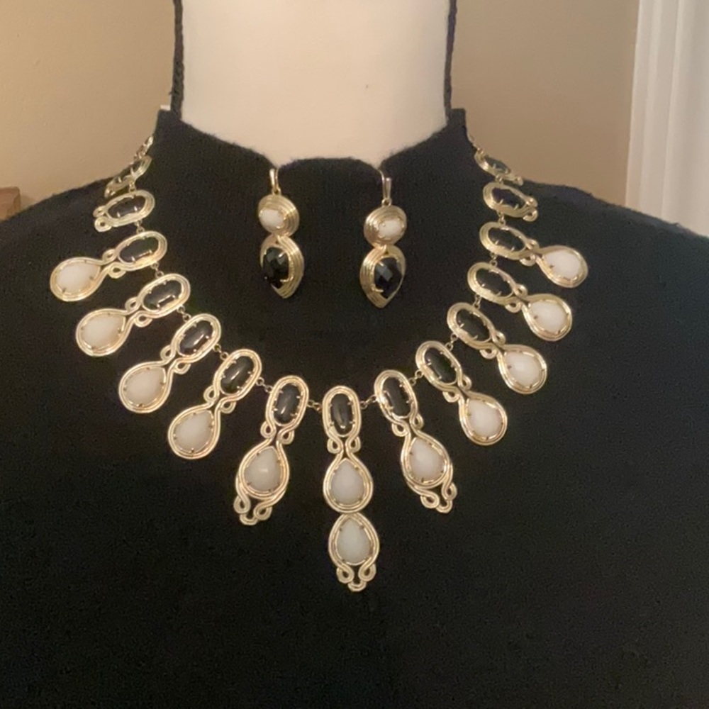 NWT Kendra necklace and earrings
Set